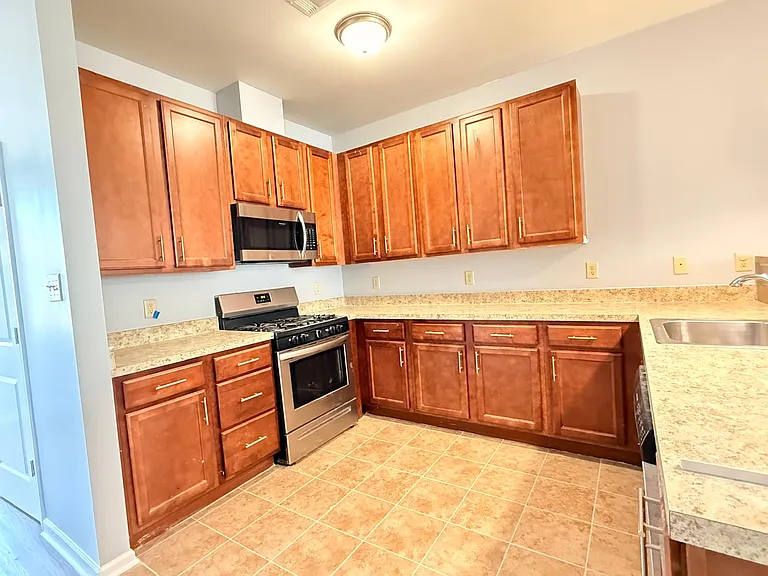 10 Rowand Way E — Photo 4