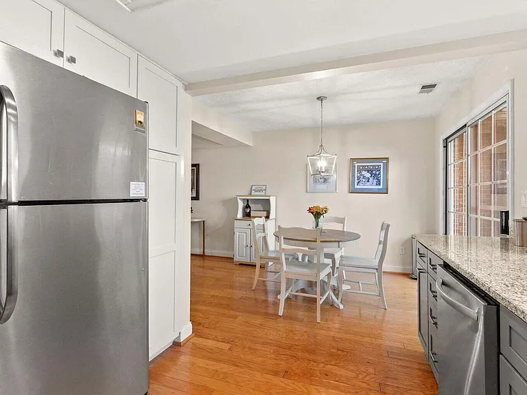 541 W Short St #14 — Photo 12