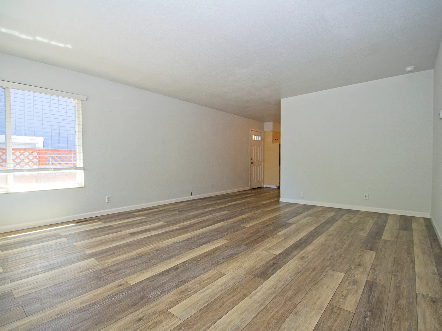 2 bed, 1000 sqft, $1,800 — Photo 3