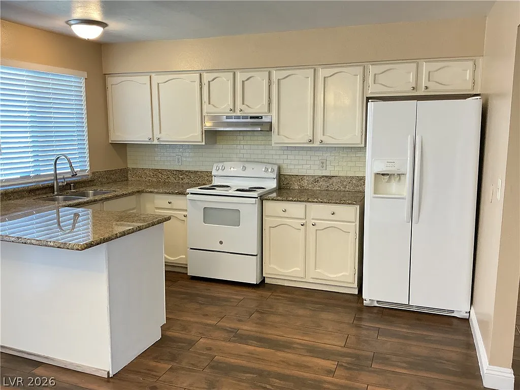 3 bed, 2.0 bath, 1081 sqft, $1,695 — Photo 3