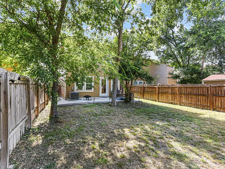 4 Oak Plz — Photo 24
