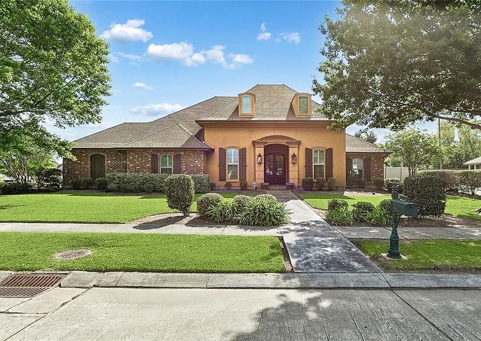 1st image of 207 Lac Verret Dr