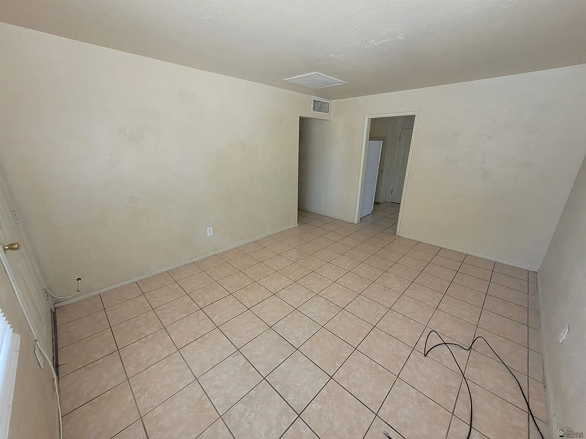 Building Photo - 276 S 17th Ave