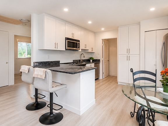 3rd image of 512 W 21st St