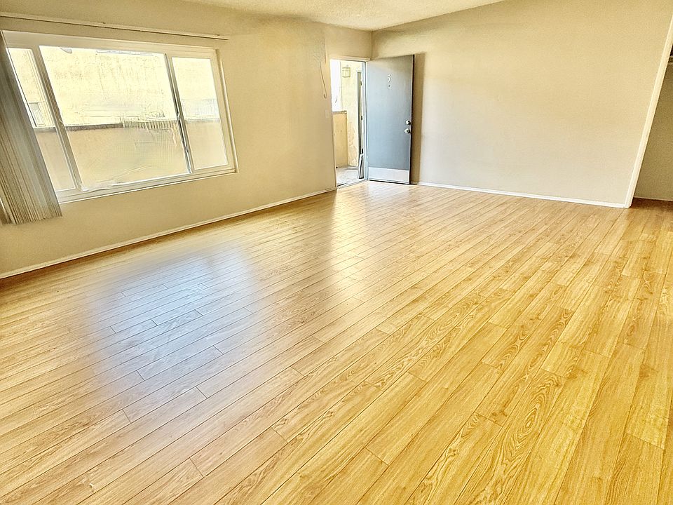 Fabulous XLg STUDIO Apartment ~ Wood Floors ~ Large Windows!