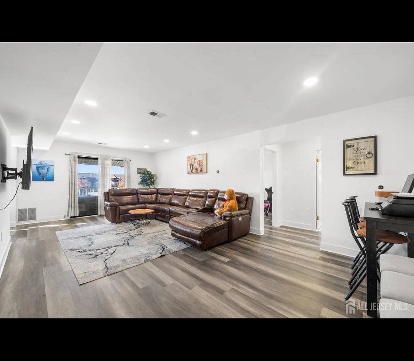 1 bed, 980 sqft, $2,050 — Photo 1