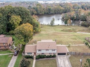 105 Breezy Hill Dr, Colonial Heights, VA 23834