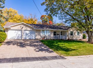1801 Briarwood Ln, Muscatine, IA 52761