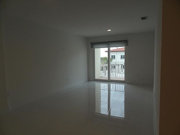 4th image of 10950 NW 82nd St #419