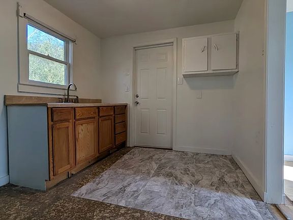 4th image of 916 E Henrietta Ave