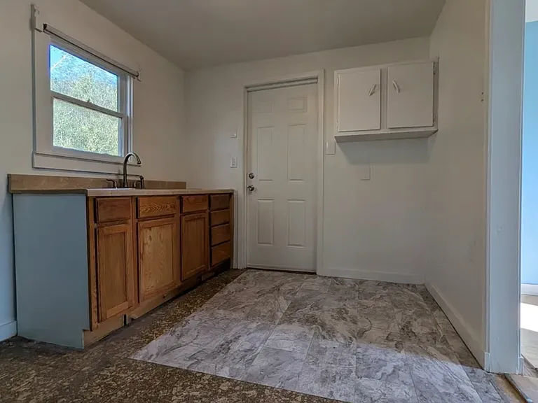 916 E Henrietta Ave — Photo 4