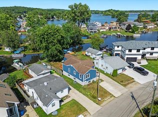 9136 Buckingham St, White Lake, MI 48386
