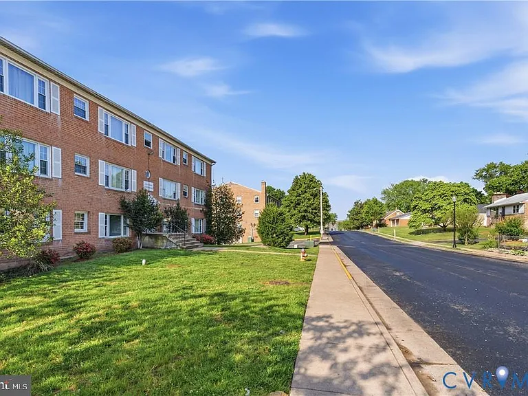 9207 Douglas St #201 — Photo 15
