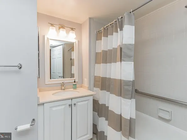 10101 Grosvenor Pl APT 302, Rockville, MD 20852