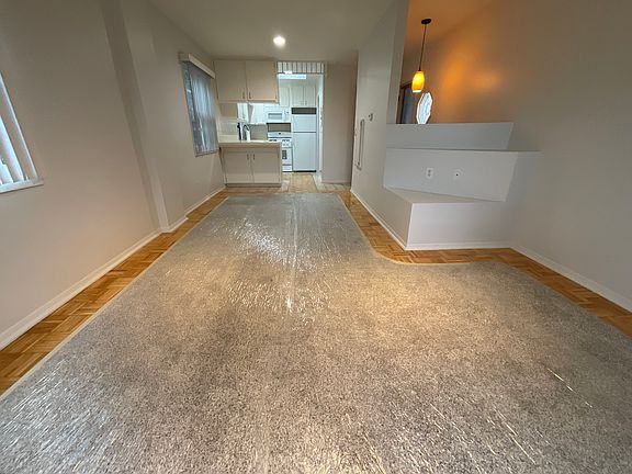 Living Room/Great Room w/Terraced Wall for TV or Display Area
