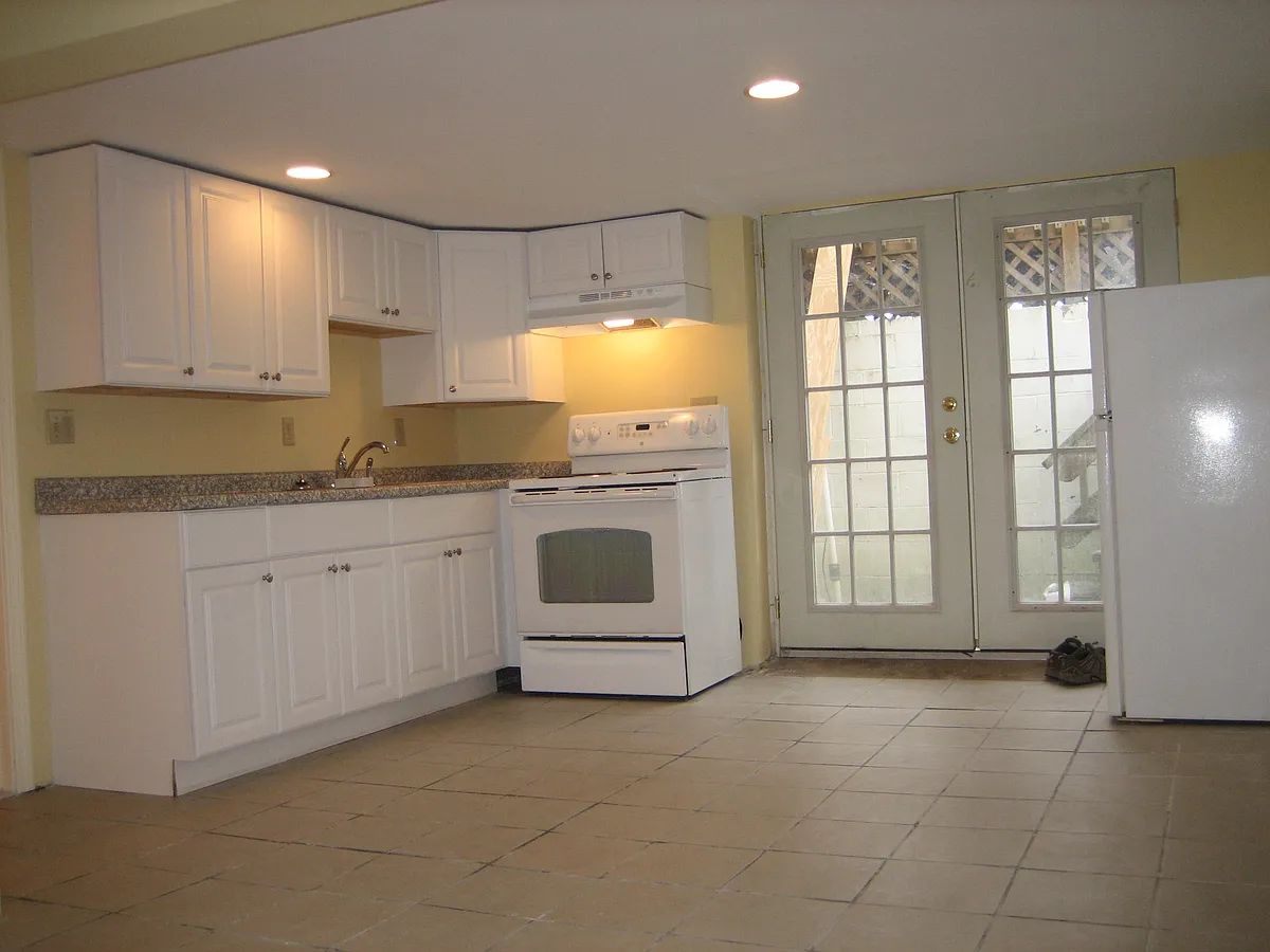 Building Photo - 14 Roebuck Ave #8