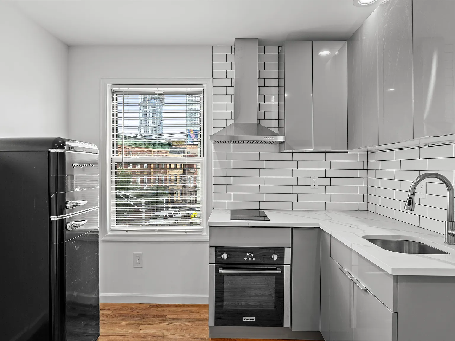 2 bed, 1.0 bath, $2,500 — Photo 2