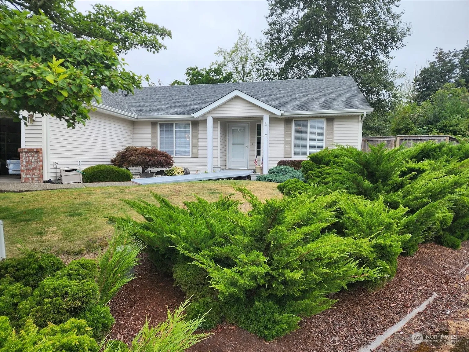 906 Eagle Crest Place photo 1