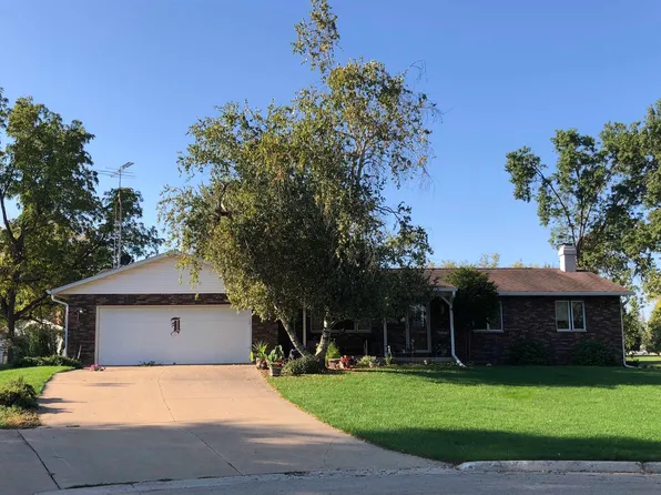 703 N Birch Dr, Lena, IL 61048