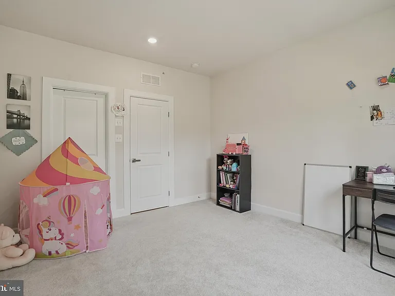 411 W Ponds Edge Dr — Photo 34