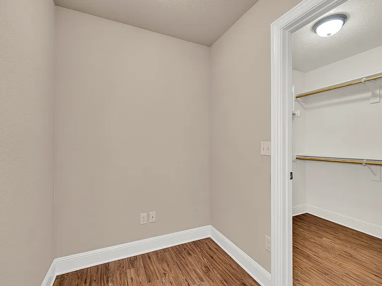 605 NW 17th Ct — Photo 9