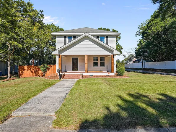 710 W Divine St, Dunn, NC 28334
