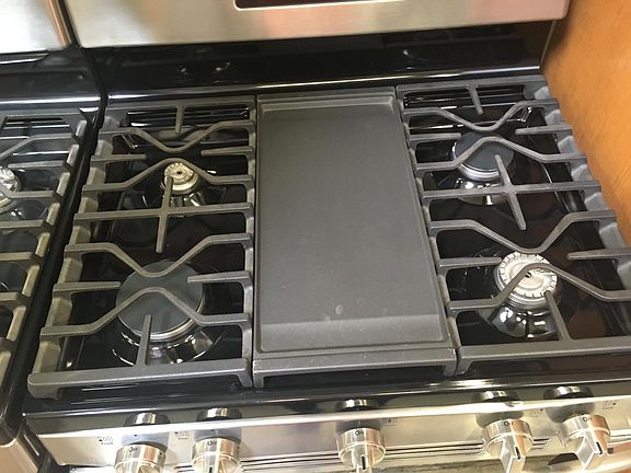 NEW GAS RANGE WITH BUILT IN GRIDDLE