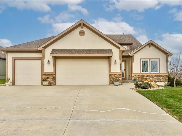 1718 NE Chapel Woods Dr, Lees Summit, MO 64064