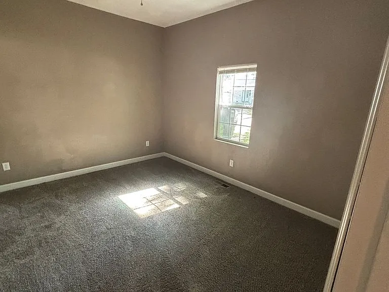 2027 N Weller Ave — Photo 2
