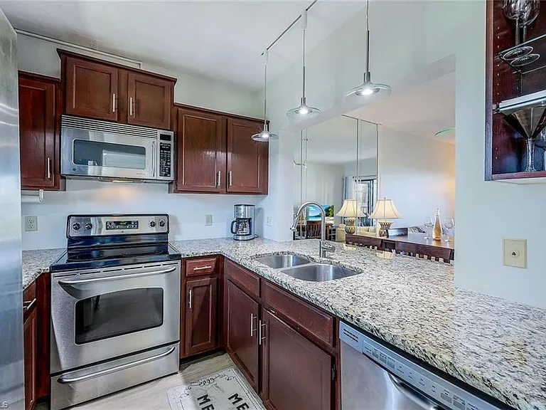 803 River Point Dr #201B — Photo 4