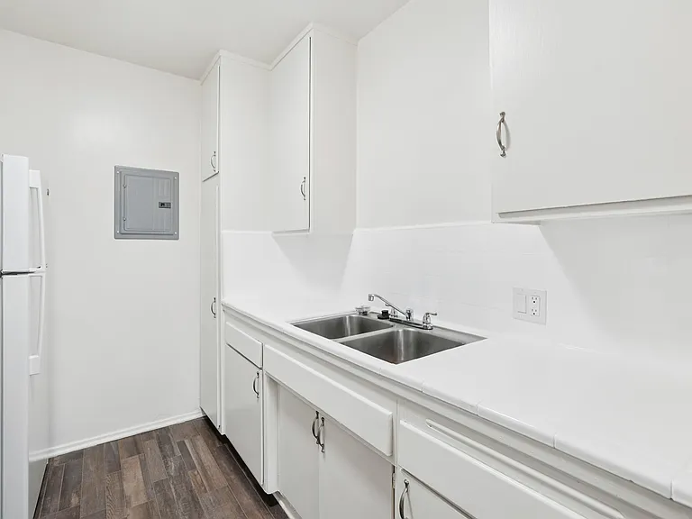 Crenshaw Manor — Photo 20