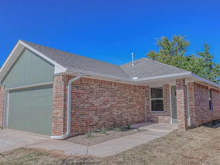2721 Clifton Ter — Photo 2