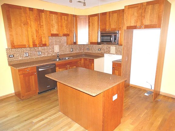3rd image of 3932 S Lake Park Ave #3S