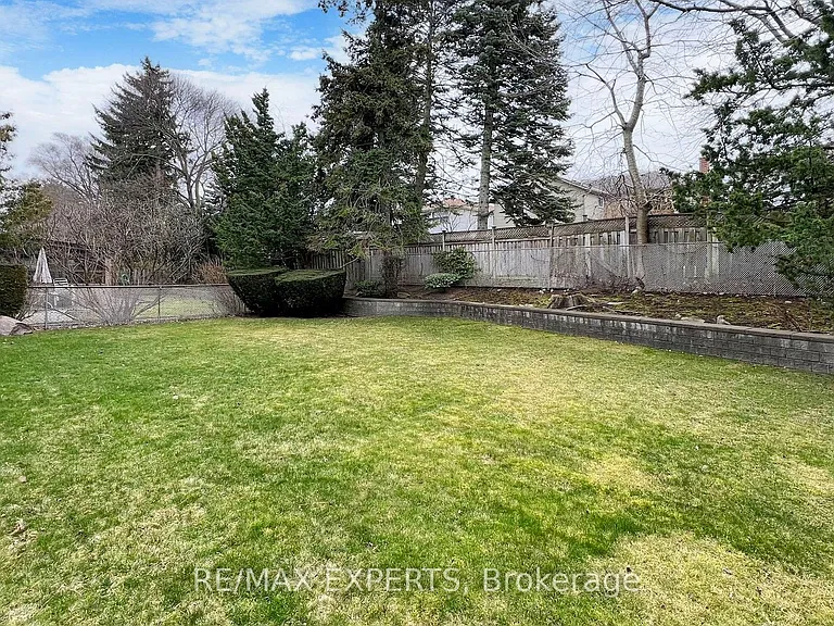 187 Cassandra Blvd — Photo 40