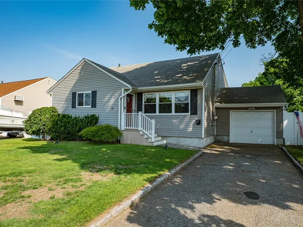 17 Abbott Street, West Babylon, NY 11704