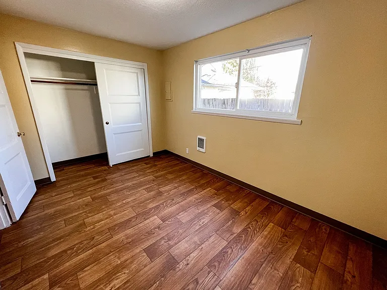 2855 Front 2865 St NE — Photo 13