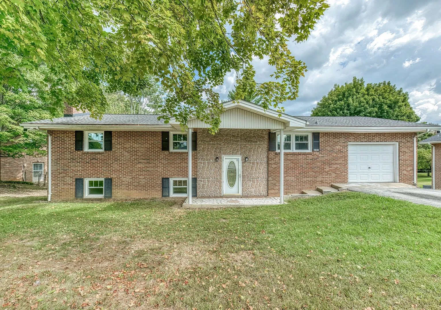 4 bedroom / 2.5 bath home Johnson City TN — Photo 1