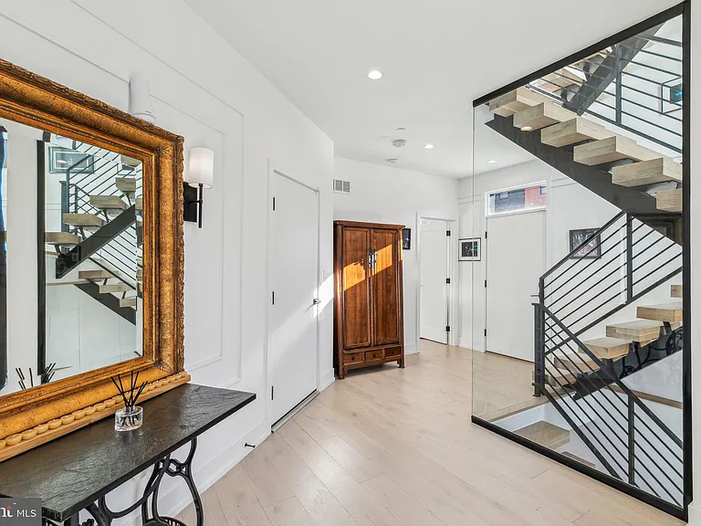 527 Brown St — Photo 2
