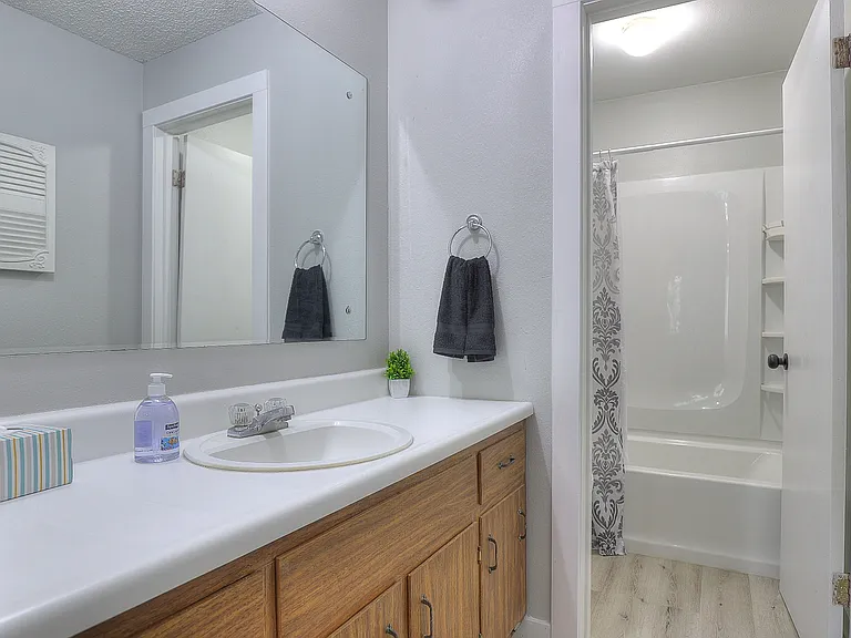 2480 N Graceland Ave #5 — Photo 11