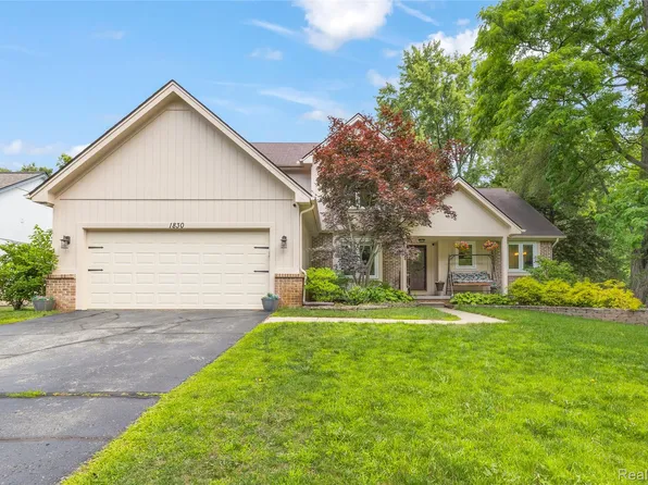 1830 Megans Meadow Dr, Commerce Township, MI 48390