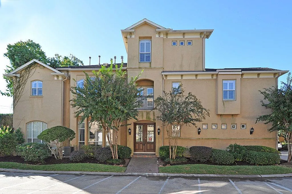 4 bed, 3.5 bath, 2585 sqft, $3,200 — Photo 1