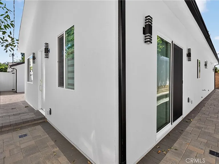 16425 Clymer St — Photo 10