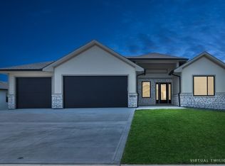 18034 Valleyview Dr, Clive, IA 50325