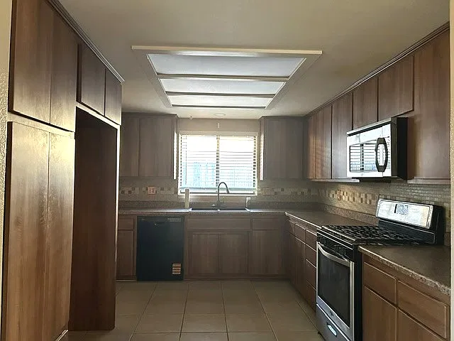 3 bed, 1809 sqft, $2,700 — Photo 2