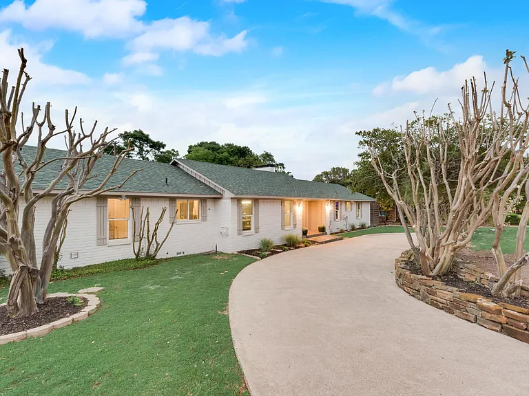 6217 Alpha Rd — Photo 3