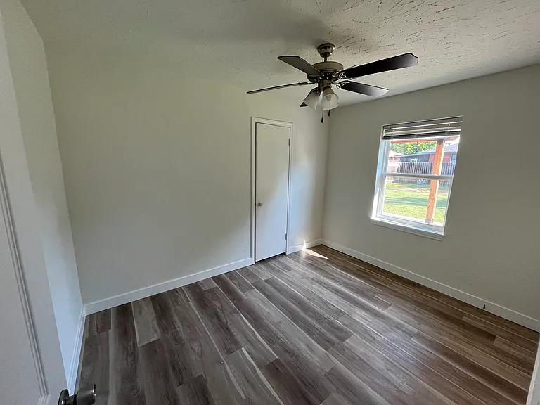 137 W Rose Dr — Photo 11