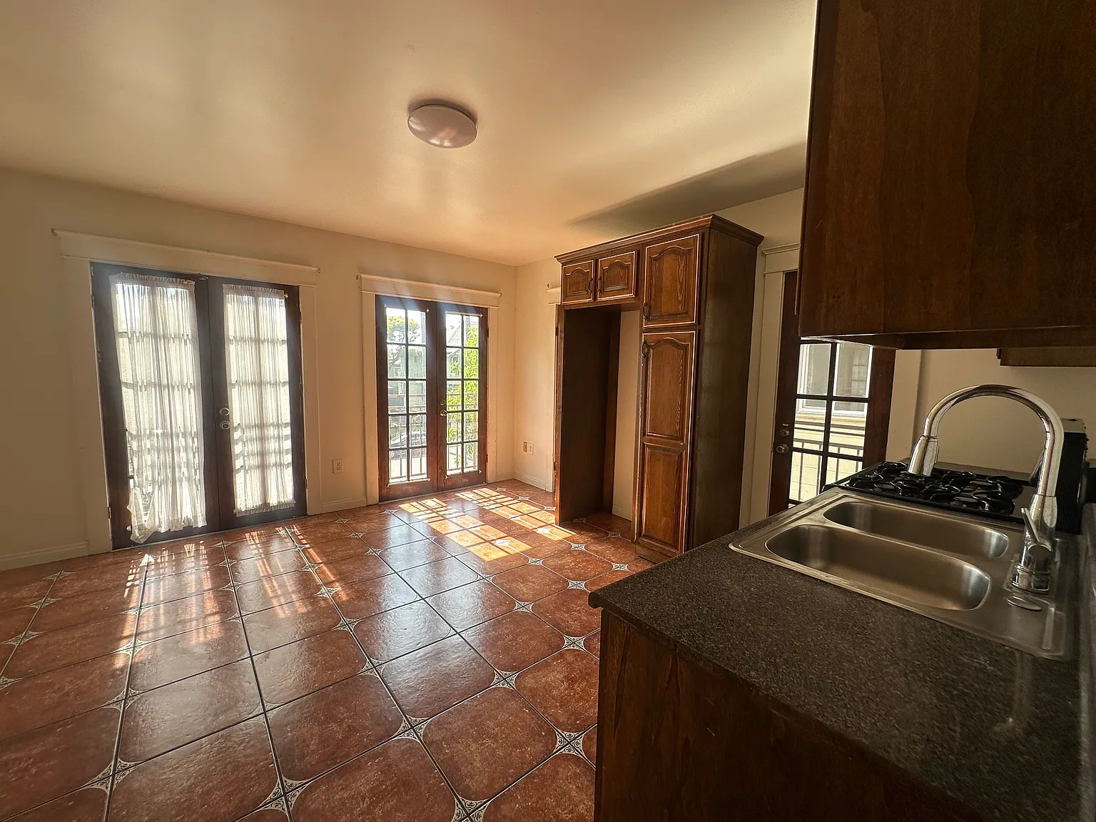 3 bed, 750 sqft, $2,800 — Photo 3