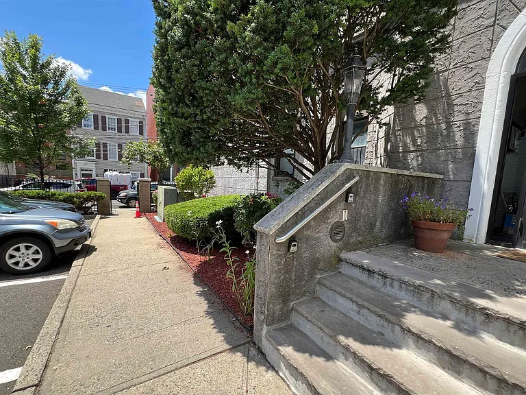 258 Barrow St — Photo 15