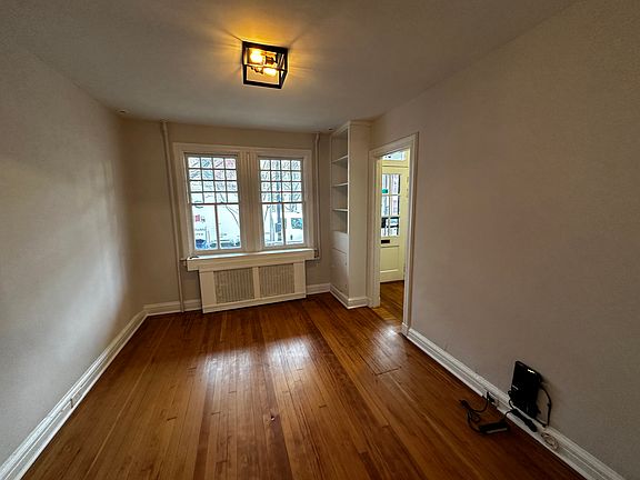 4th image of 525 11th St SE