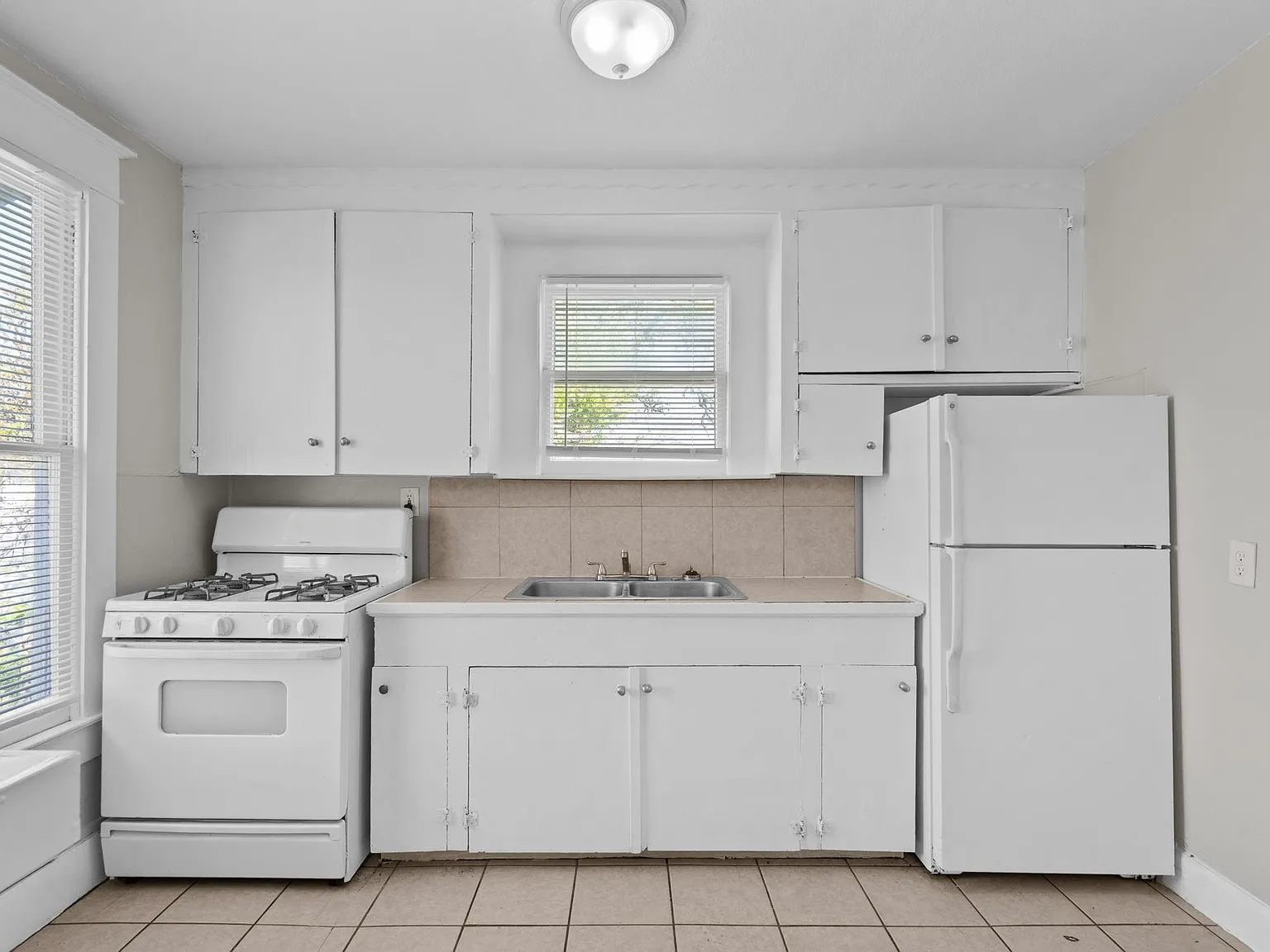2 bed, 1.0 bath, 916 sqft, $1,300 — Photo 2